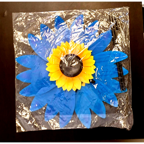 Garden Stake Wind Spinner LARGE Blue Flower with Sunflower Center NEW - Picture 2 of 5